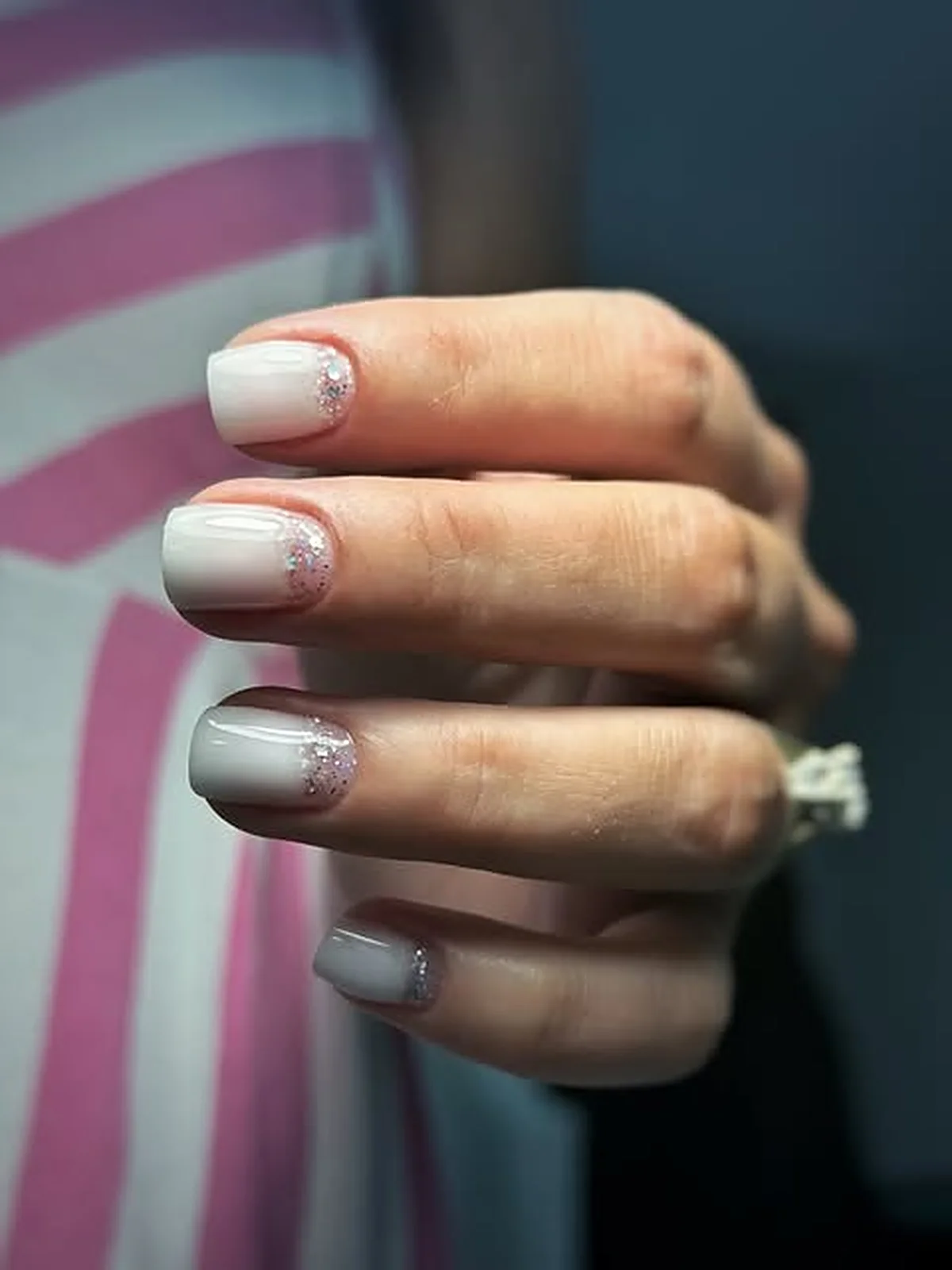 Manichiură ombré gri-alb cu glitter fin