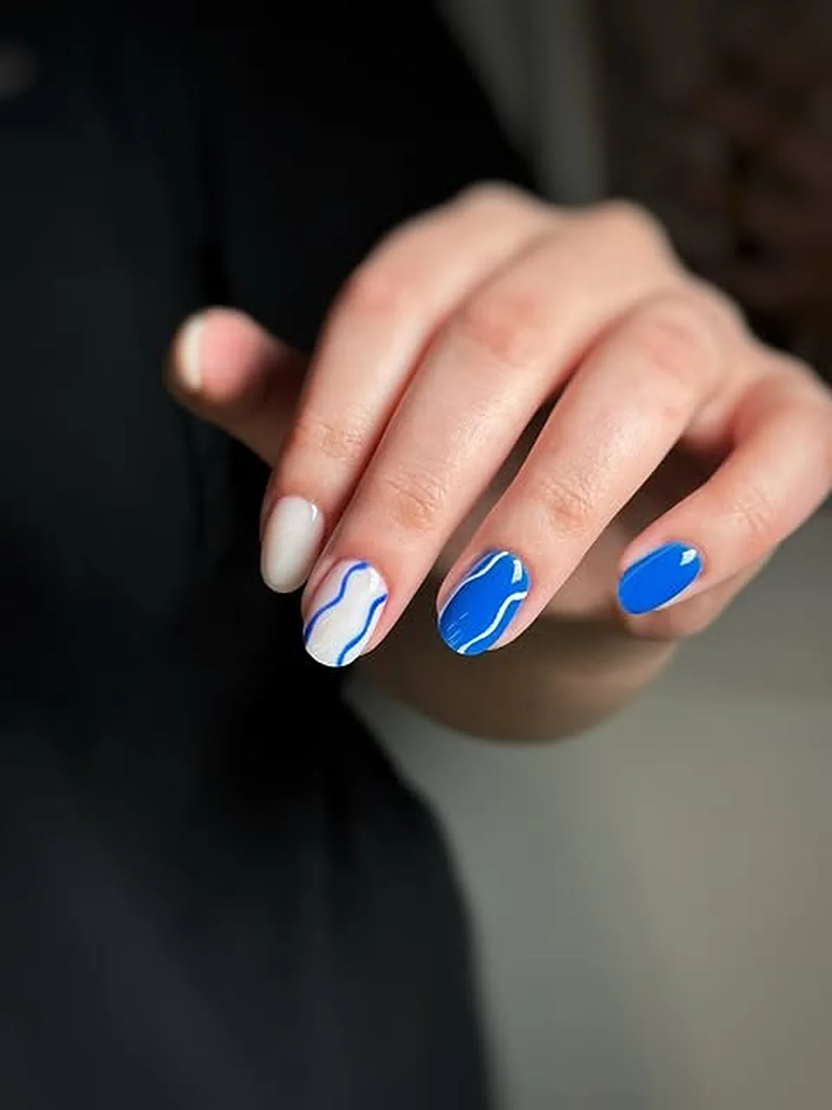 Nail art abstract cu linii albastre pictate manual